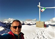 61 Alla croce di vetta, oggi vestita di bianco-neve,del Monte Venturosa (1999 m)
